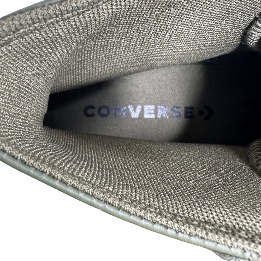 CONVERSE Chuck Taylor All Star Lift Platform Leather in Utility Green/Silver. 8 - Picture 12 of 14